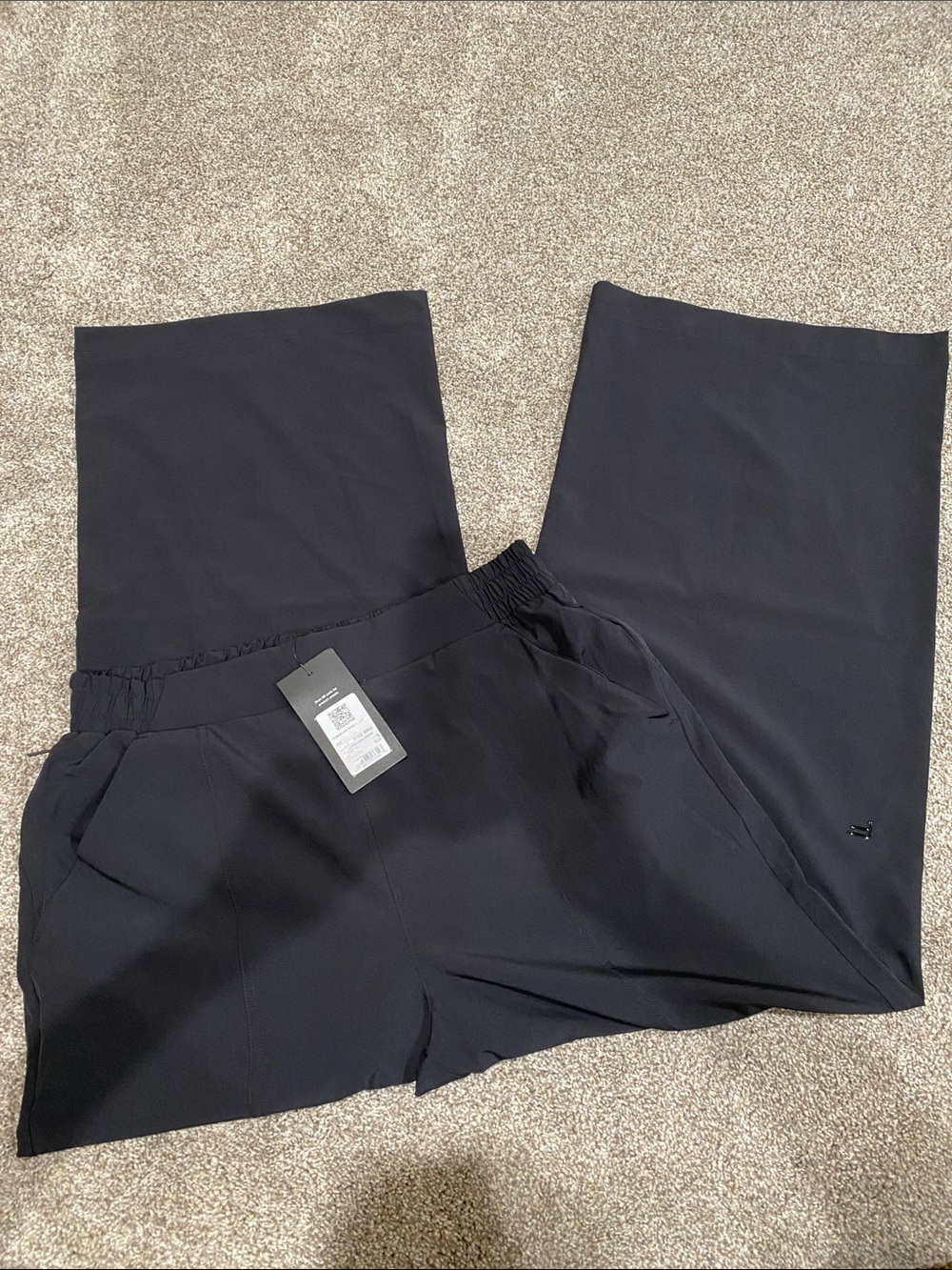 NWT ladies Fabletics Downtown Wide Leg Pant size Medium short